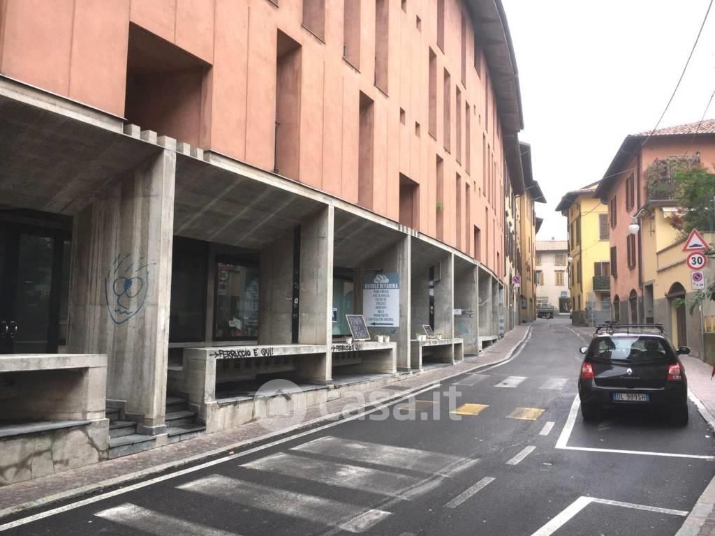 Negozio/Locale commerciale in Vendita in Via Locatelli a Alzano Lombardo