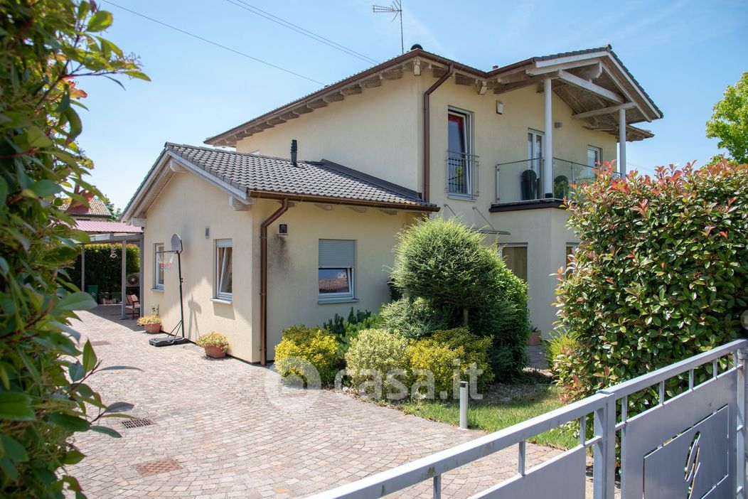 Villa in Vendita in Via Fiume Montone Abbandonato 450 a Ravenna