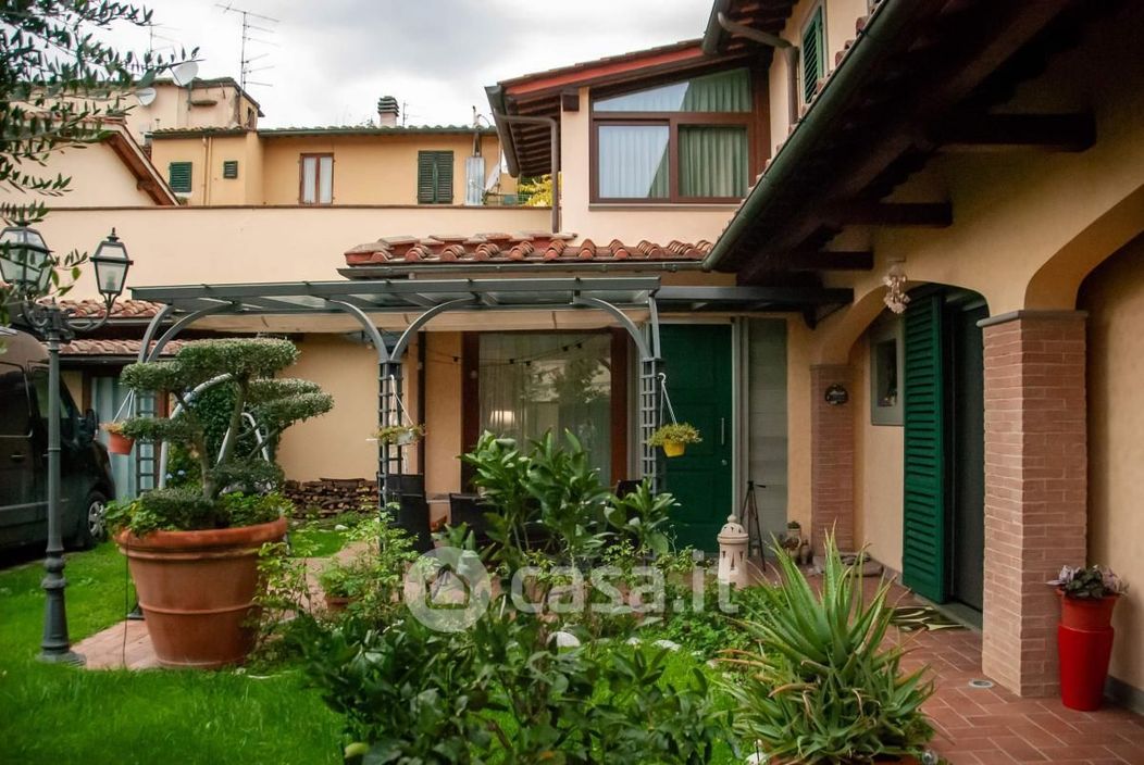 Villa in Vendita in Via della Stazione delle Cascine a Firenze