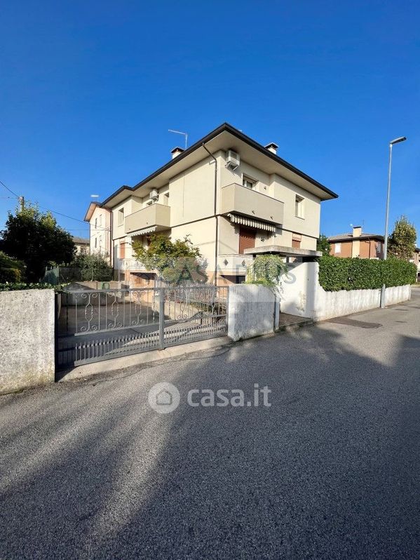 Casa Bi/Trifamiliare in Vendita in Via II Giugno a Romano d'Ezzelino