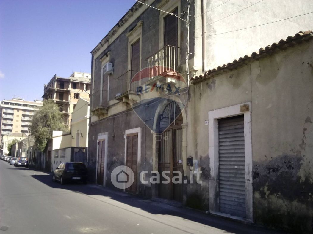 Casa Bi/Trifamiliare in Vendita in Via Curia 150 a Catania