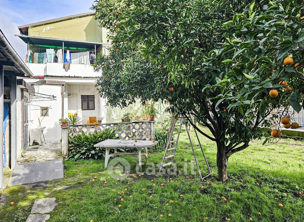 Casa Bi/Trifamiliare in Vendita in Via Avenza a Carrara