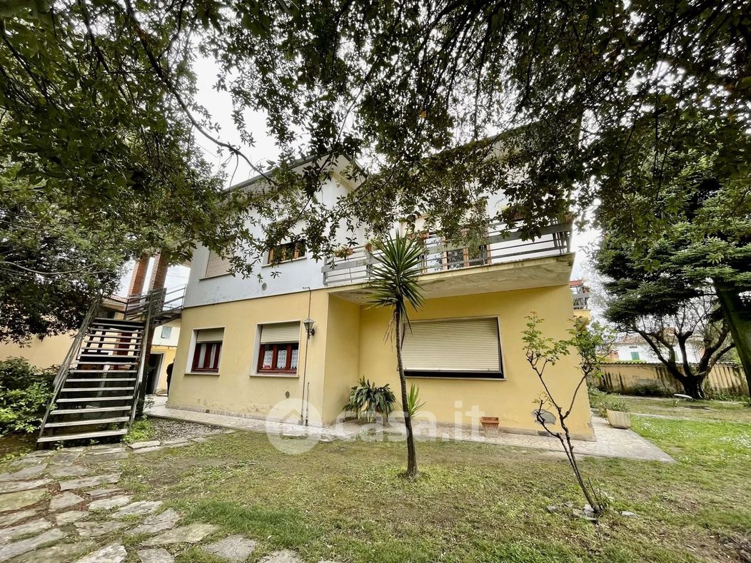 Villa in Vendita in Via Mario Ingrillini 100 a Lucca