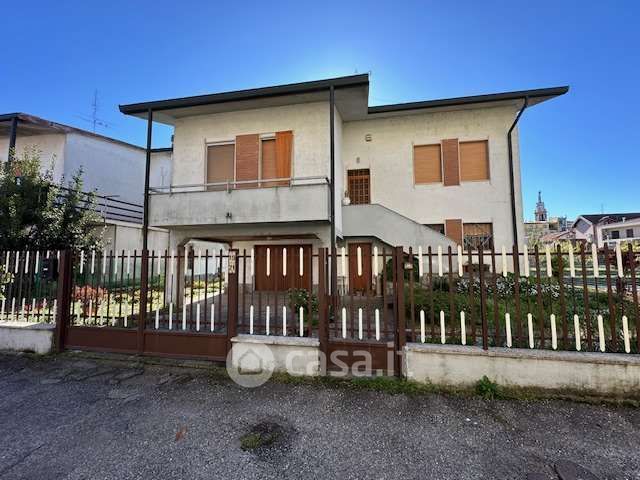 Villa in Vendita in Via Vittorio Alfieri 19 a Sant'Angelo Lodigiano