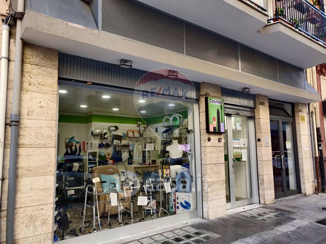 Negozio/Locale commerciale in Vendita in Via Principe Amedeo 352 a Bari