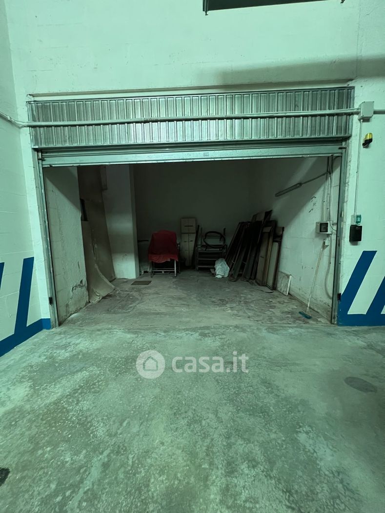 Garage/Posto auto in Vendita in Via Deruta a Roma