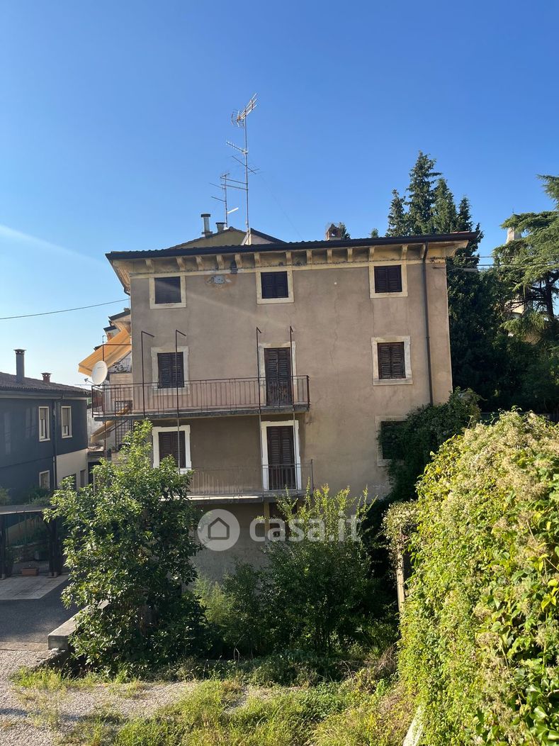 Casa indipendente in Vendita in Via Fratelli Alessandri 46 a Verona