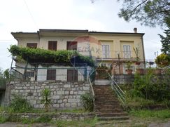 Casa Bi/Trifamiliare in Residenziale