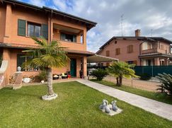 Casa Bi/Trifamiliare in Residenziale
