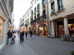 Negozio/Locale commerciale in Commerciale