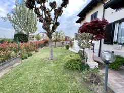 Casa Bi/Trifamiliare in Residenziale