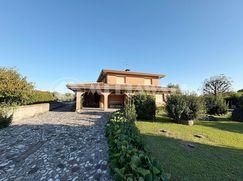 Casa Bi/Trifamiliare in Residenziale