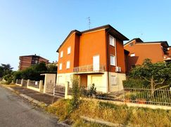 Casa Bi/Trifamiliare in Residenziale