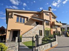 Casa Bi/Trifamiliare in Residenziale