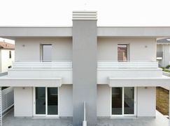 Casa Bi/Trifamiliare in Residenziale