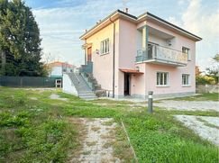 Casa Bi/Trifamiliare in Residenziale