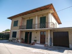 Casa Bi/Trifamiliare in Residenziale