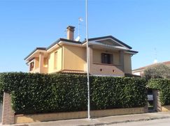 Casa Bi/Trifamiliare in Residenziale