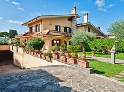 Casa Bi/Trifamiliare in Residenziale