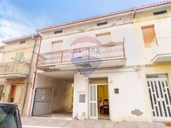 Casa Bi/Trifamiliare in Residenziale