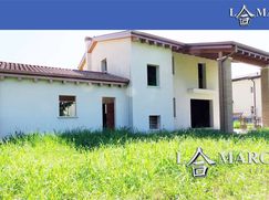 Casa Bi/Trifamiliare in Residenziale