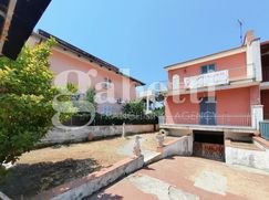 Casa Bi/Trifamiliare in Residenziale