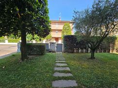 Casa Bi/Trifamiliare in Residenziale