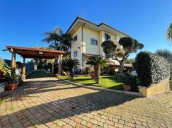 Casa Bi/Trifamiliare in Residenziale