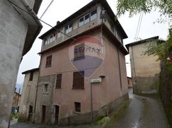 Casa Bi/Trifamiliare in Residenziale