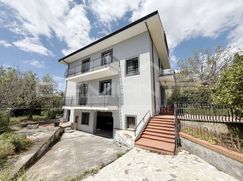 Casa Bi/Trifamiliare in Residenziale