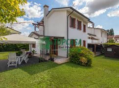 Casa Bi/Trifamiliare in Residenziale