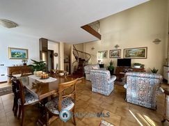 Casa Bi/Trifamiliare in Residenziale