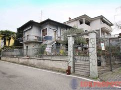 Casa Bi/Trifamiliare in Residenziale