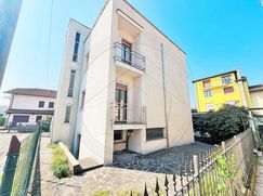 Casa Bi/Trifamiliare in Residenziale