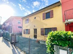 Casa Bi/Trifamiliare in Residenziale