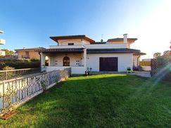 Casa Bi/Trifamiliare in Residenziale