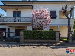 Casa Bi/Trifamiliare in Residenziale