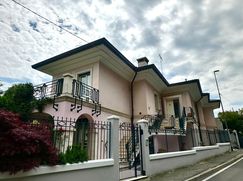 Casa Bi/Trifamiliare in Residenziale