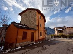 Casa Bi/Trifamiliare in Residenziale