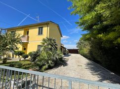 Casa Bi/Trifamiliare in Residenziale