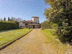 Casa Bi/Trifamiliare in Residenziale