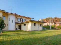 Casa Bi/Trifamiliare in Residenziale