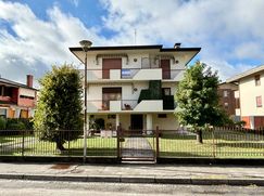 Casa Bi/Trifamiliare in Residenziale