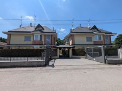 Casa Bi/Trifamiliare in Residenziale