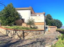 Casa Bi/Trifamiliare in Residenziale
