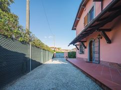 Casa Bi/Trifamiliare in Residenziale