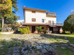 Casa Bi/Trifamiliare in Residenziale