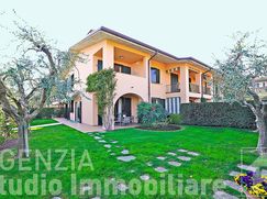 Casa Bi/Trifamiliare in Residenziale