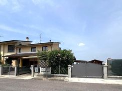 Casa Bi/Trifamiliare in Residenziale