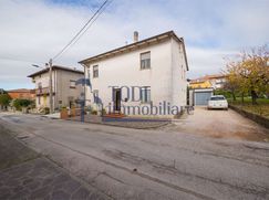 Casa Bi/Trifamiliare in Residenziale